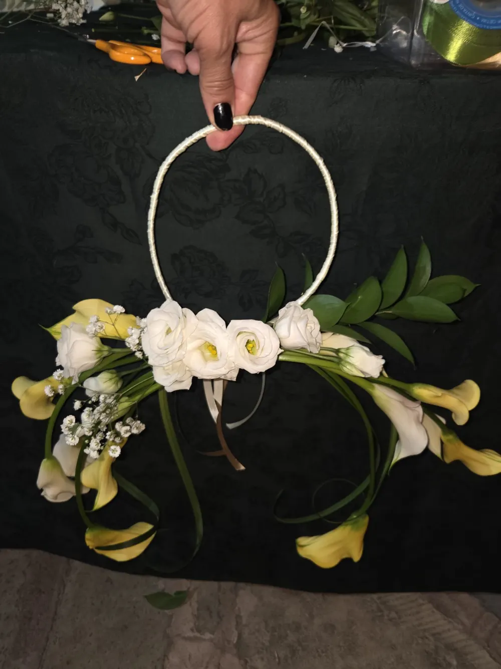 Ramo de aro con calas, lisianthus blanco y paniculata
