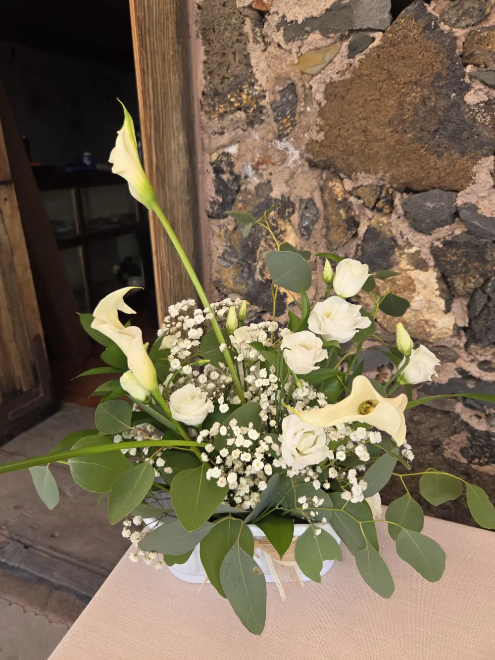 Arreglo de lisianthus blanco, paniculata y calas