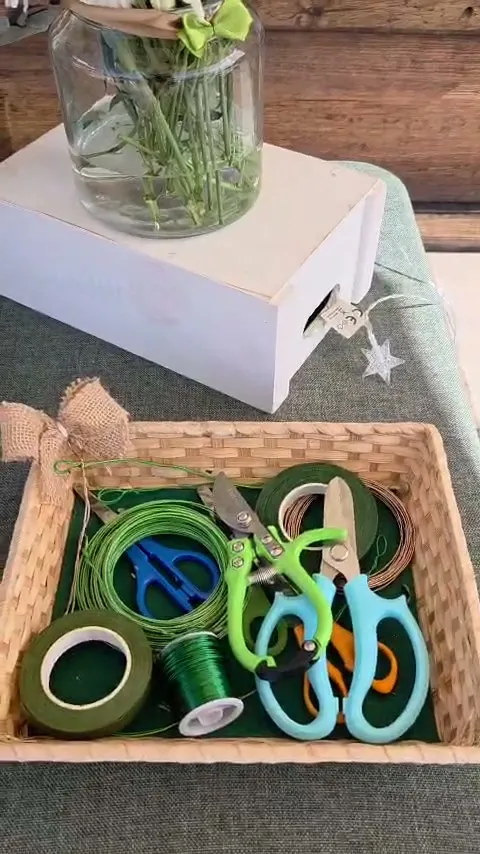 Cesta con tijeras, alambre verde y cinta floral