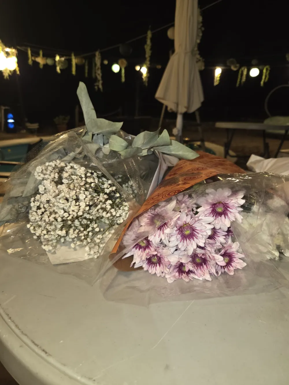 Ramos de paniculata y margaritas envueltos para llevar